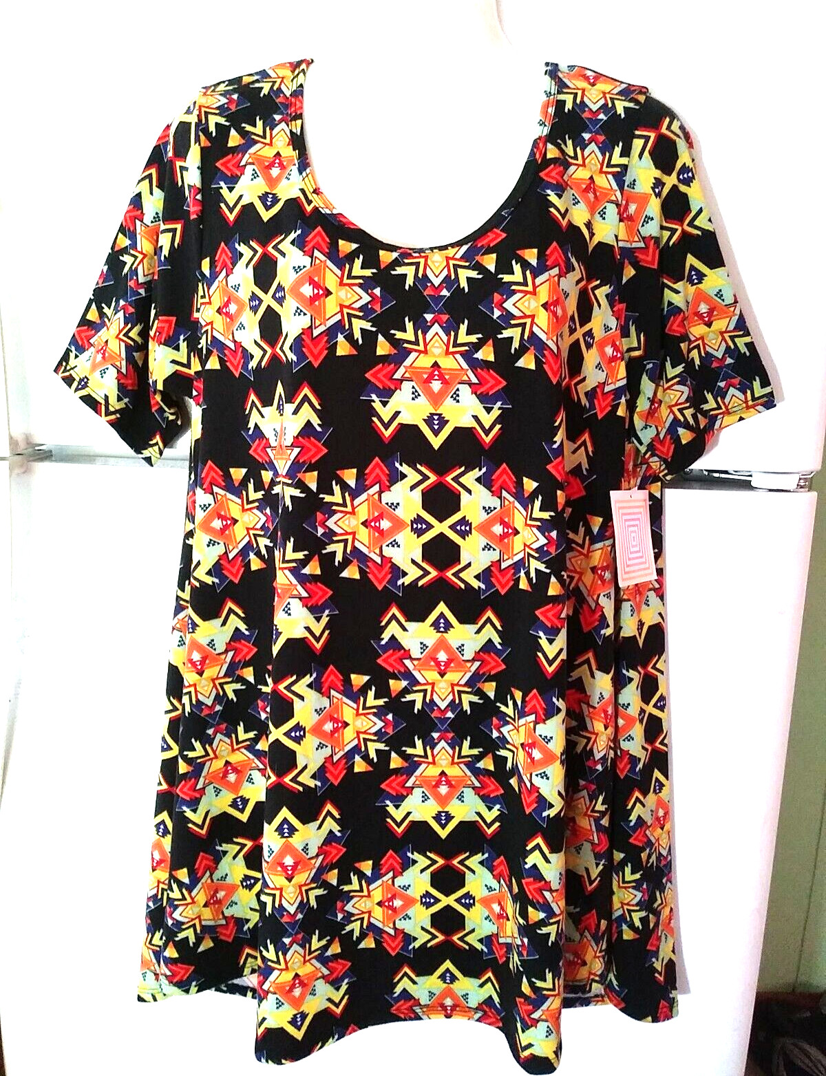 NEW WITH TAG LULAROE PERFECT T BLACK WITH GEOMETRIC PRINT TUNIC SWING TOP SIZE L NEW WITH TAG LULAROE PERFECT T BLACK WITH GEOMETRIC PRINT TUNIC SWING TOP SIZE L