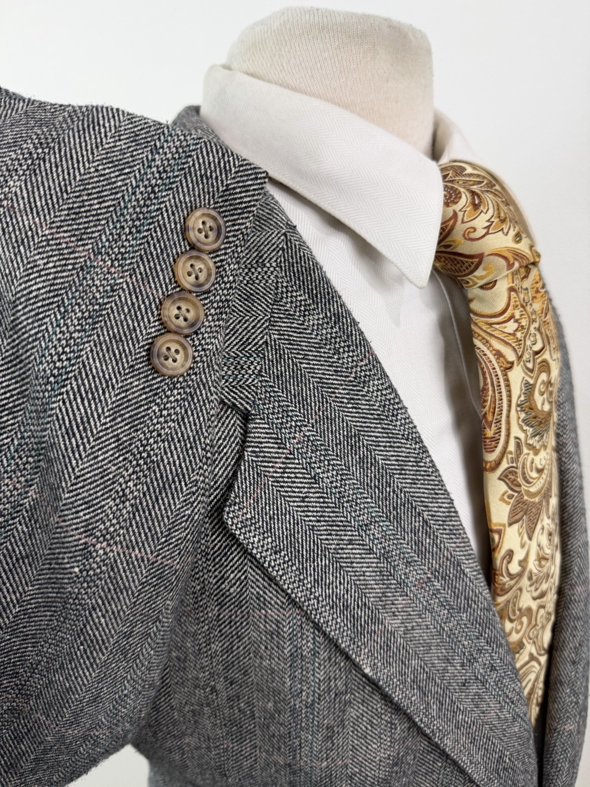Vintage Hart Schaffner Marx Men’s Gray Herringbone Silk Sport Coat Blazer 48 R Vintage Hart Schaffner Marx Men’s Gray Herringbone Silk Sport Coat Blazer 48 R