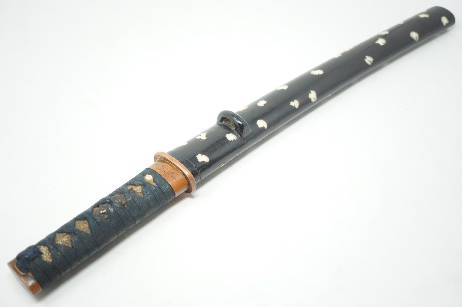 Japanese Wakizashi Koshirae Raden Mother of Pearl Edo Saya Tsunagi 0903G2 Japanese Wakizashi Koshirae Raden Mother of Pearl Edo Saya Tsunagi 0903G2