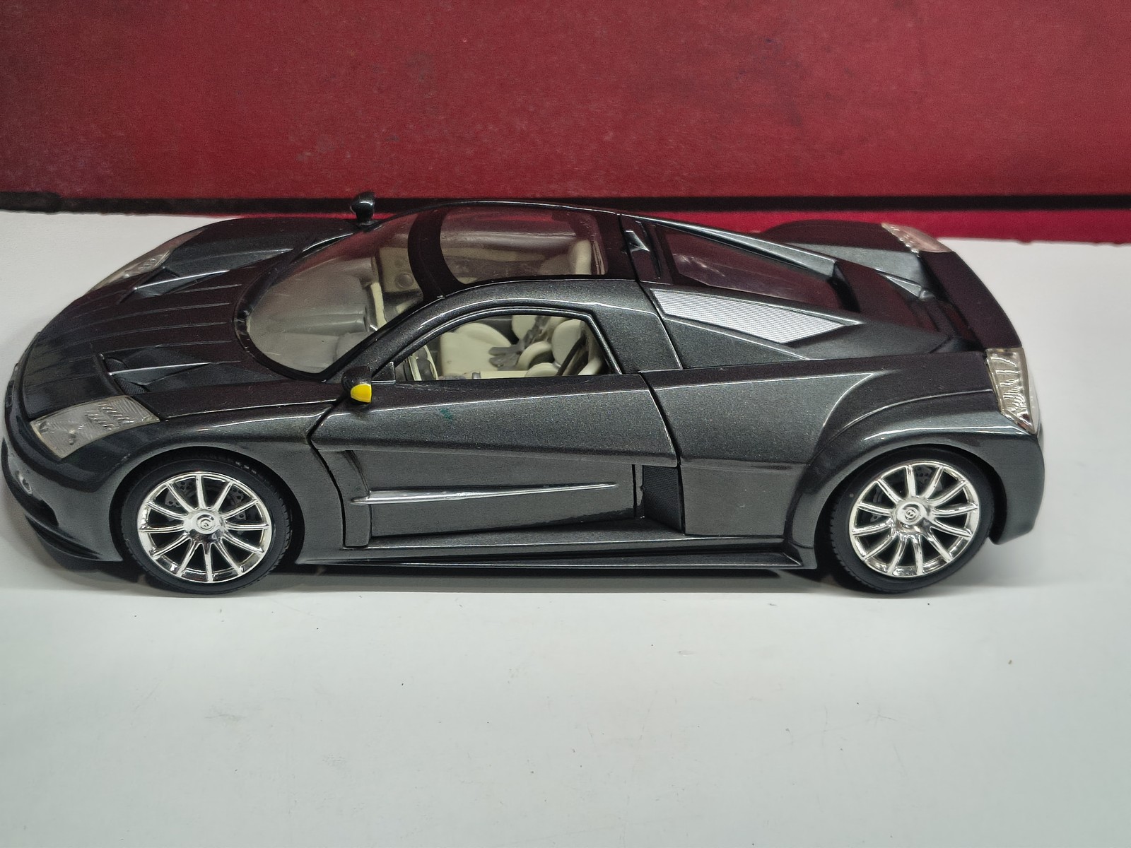 MotorMax Chrysler ME Four Twelve 2004 1:18 Diecast Gray Car Model Toy Doors Hood