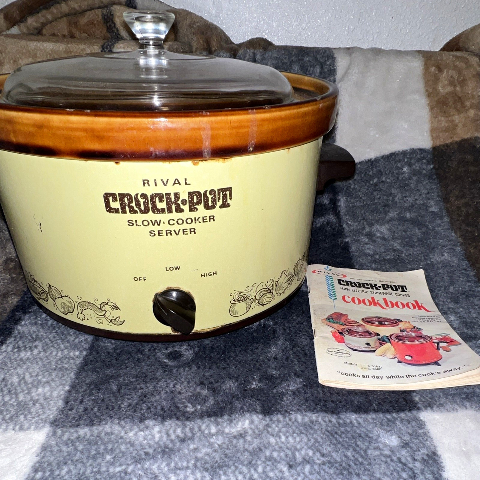 Vintage 1970’s Rival Crockpot with original crockpot cookbook (works) Vintage 1970’s Rival Crockpot with original crockpot cookbook (works)