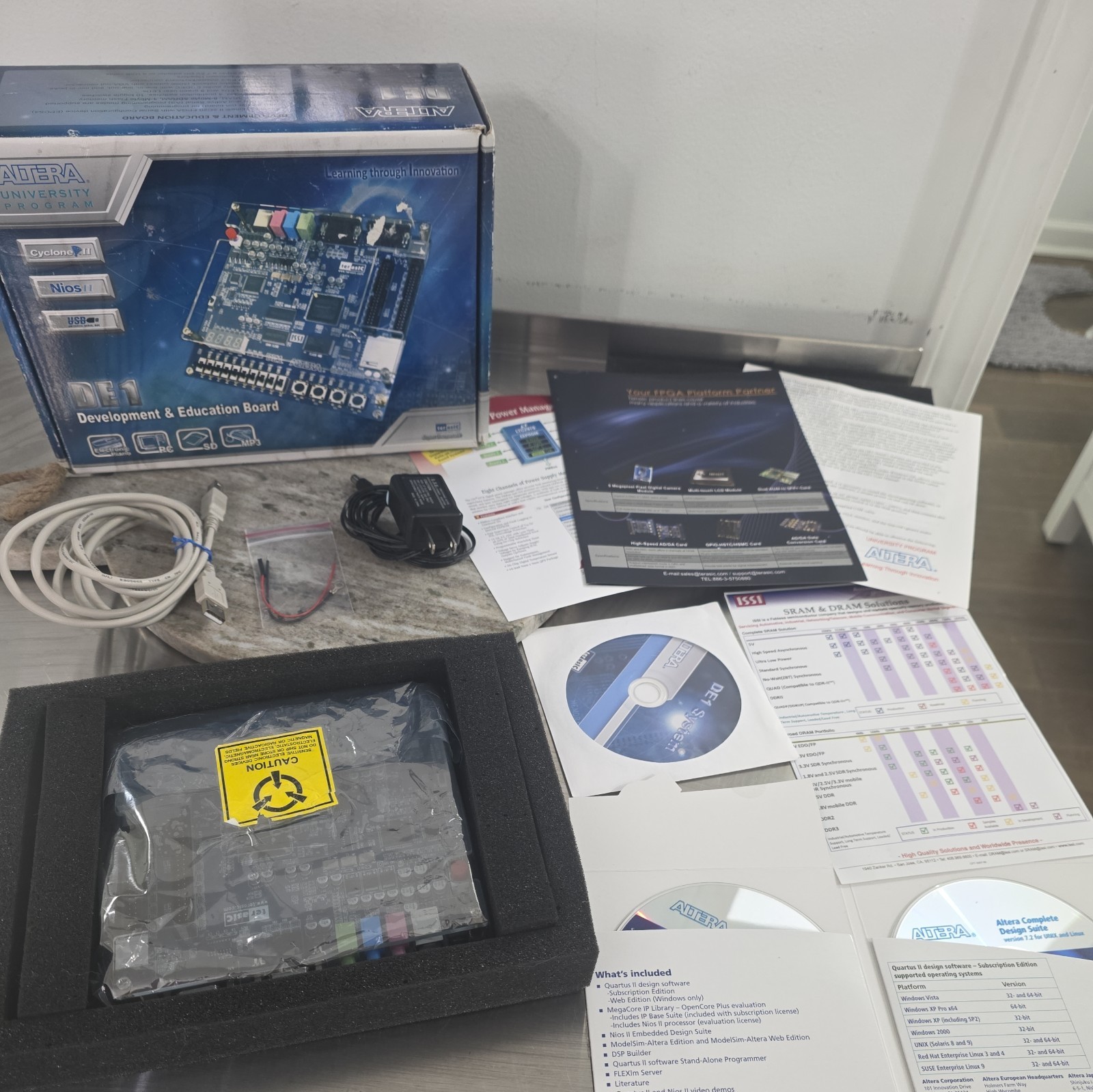 Altera DE1-BRD-2C20N FPGA Development Board Cyclone II University Prog Complete 