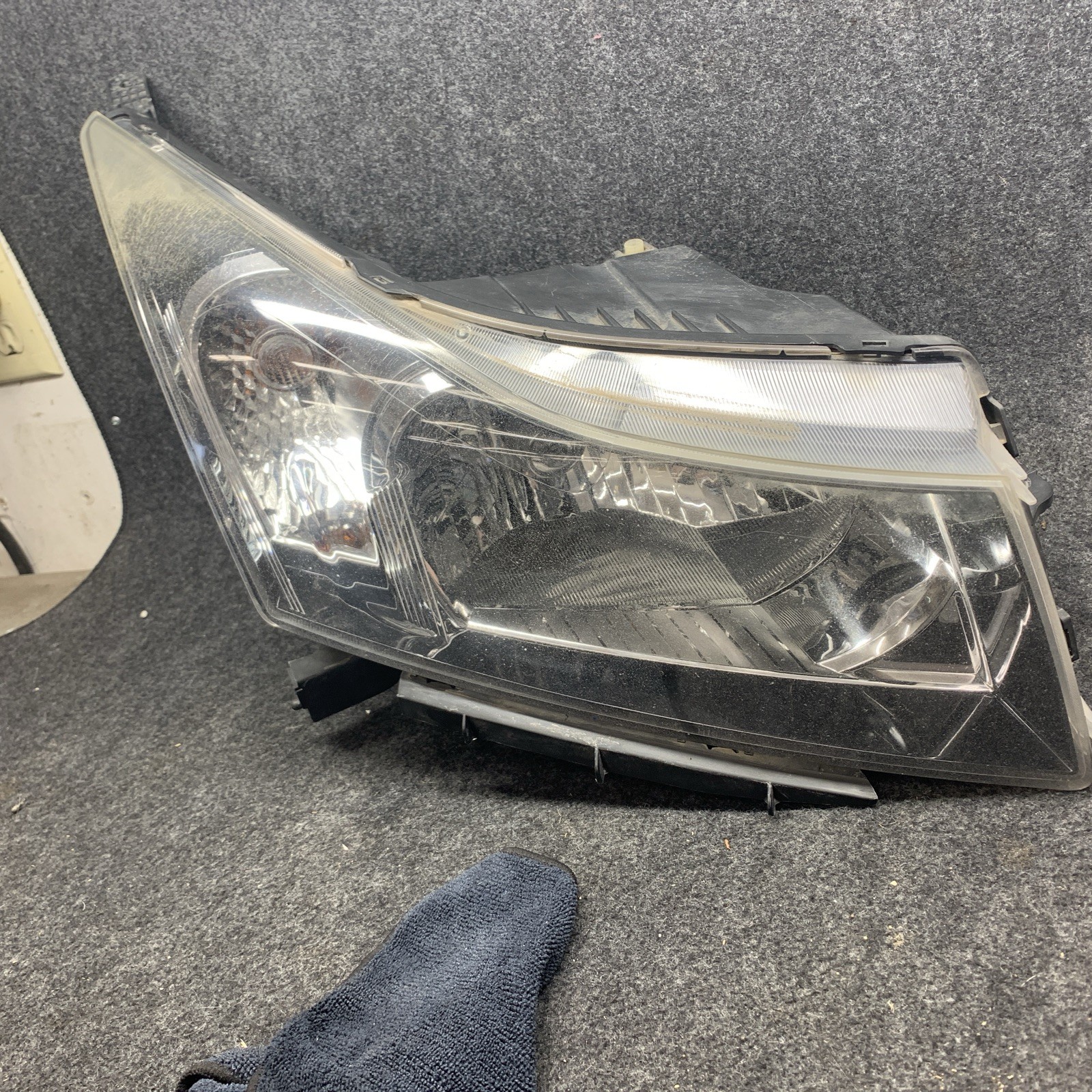 2012-2015 Chevrolet Cruze Halogen Right Side Headlight Assembly OEM 95900042 2012-2015 Chevrolet Cruze Halogen Right Side Headlight Assembly OEM 95900042