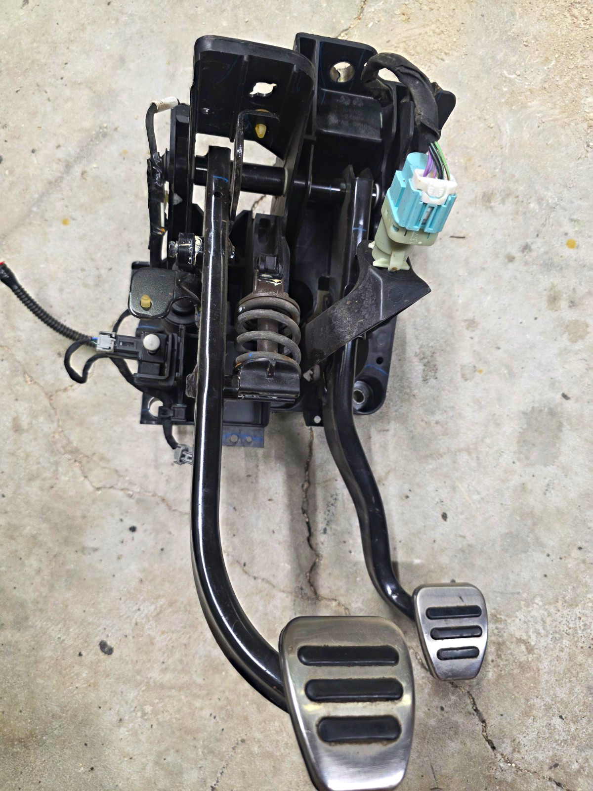 2015-2017 Ford Mustang GT Manual Brake & Clutch Pedal OEM 2015-2017 Ford Mustang GT Manual Brake & Clutch Pedal OEM