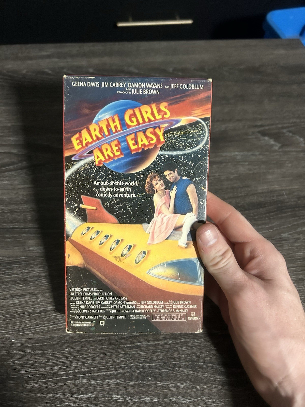Earth Girls are Easy (1989, VHS) Geena Davis / Jeff Goldblum / Jim Carrey Earth Girls are Easy (1989, VHS) Geena Davis / Jeff Goldblum / Jim Carrey