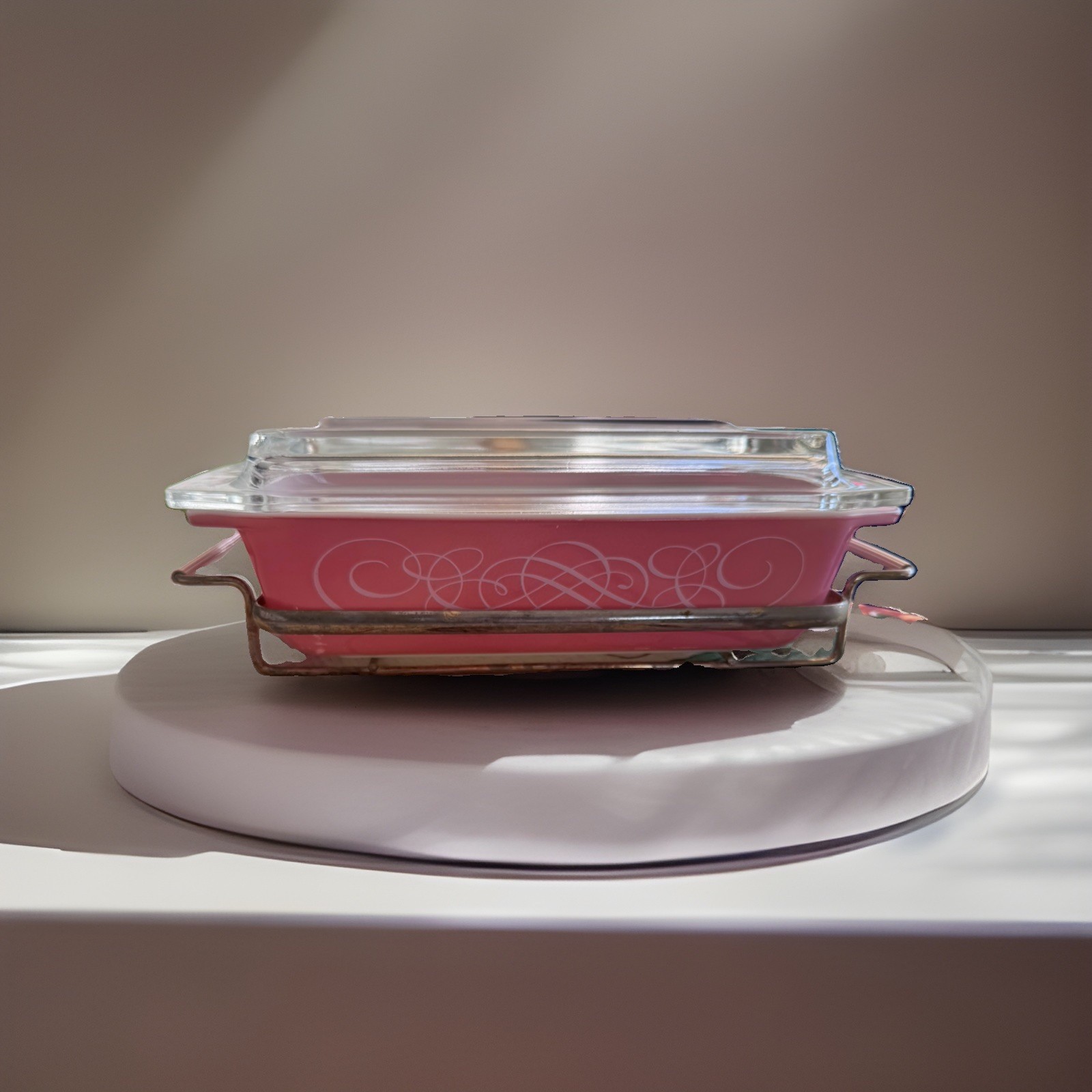 🔥🔥Vintage Pyrex 2 Qrt Pink Scroll Space Saver Casserole Dish & Lid & Cradle 🔥🔥Vintage Pyrex 2 Qrt Pink Scroll Space Saver Casserole Dish & Lid & Cradle