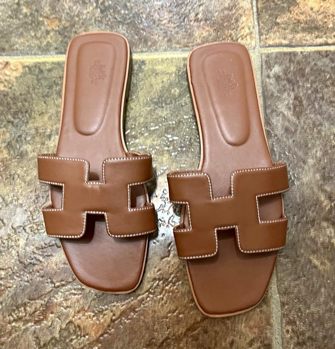 Hermès Women’s Brown Leather Slide Sandals Slip-On Logo EU 37 US 7 Hermès Women’s Brown Leather Slide Sandals Slip-On Logo EU 37 US 7