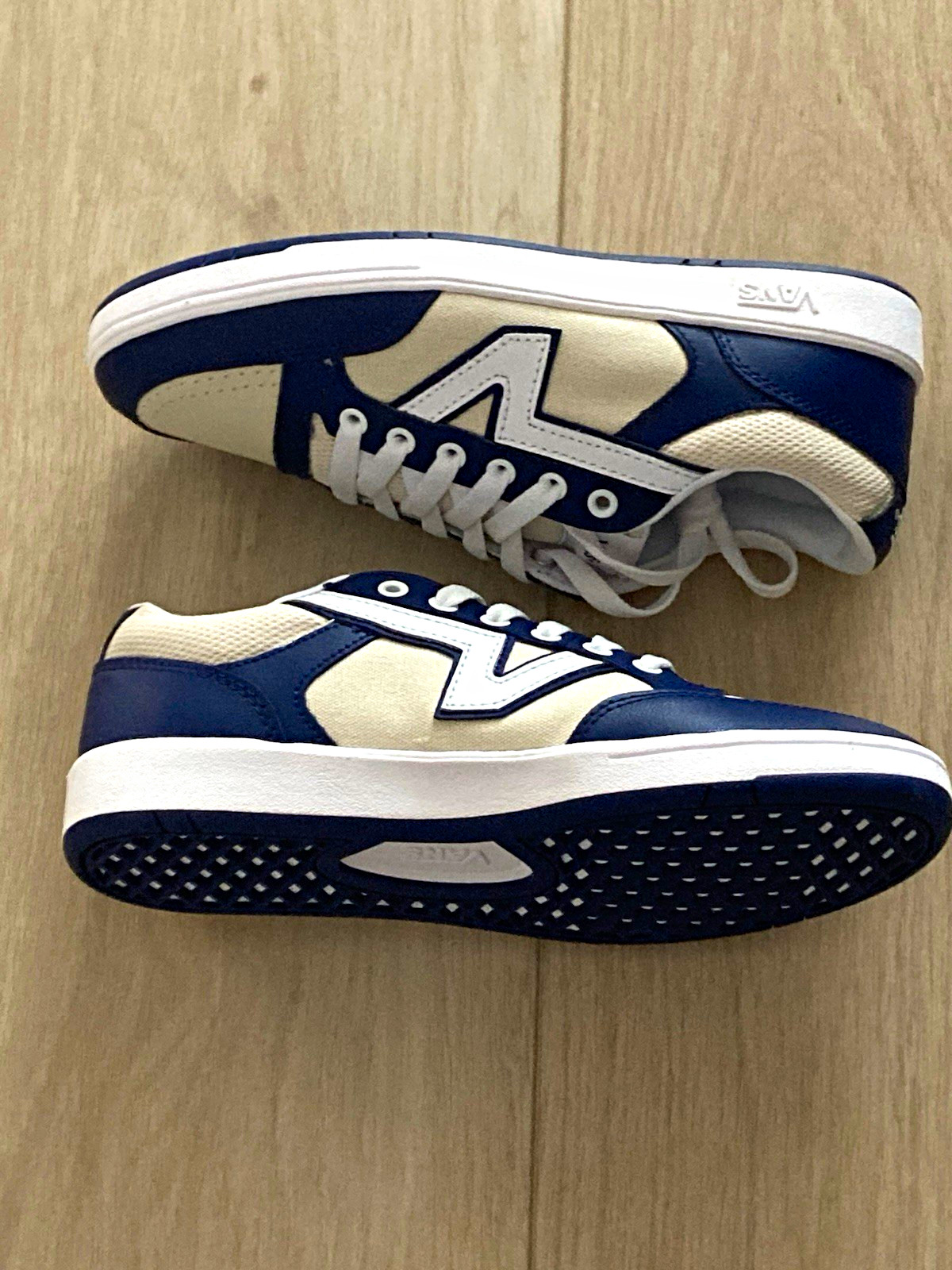 Vans ComfyCush Low Top Lace Up Cushioned Colorblock Sneakers Blue White Vans ComfyCush Low Top Lace Up Cushioned Colorblock Sneakers Blue White