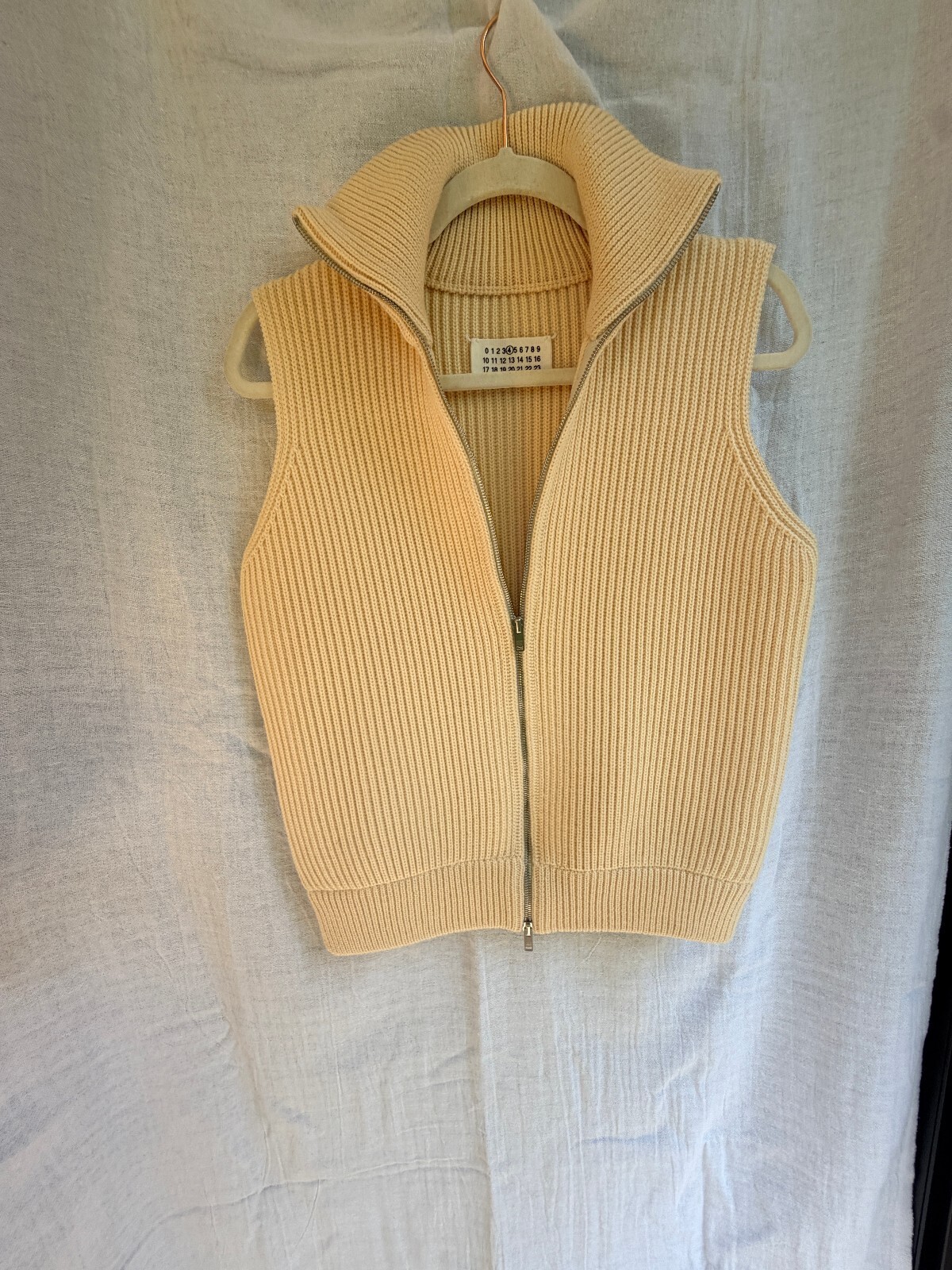 Maison Martin Margiela Cream Ribbed Knit Zip Vest Fits 6 or 8 Maison Martin Margiela Cream Ribbed Knit Zip Vest Fits 6 or 8