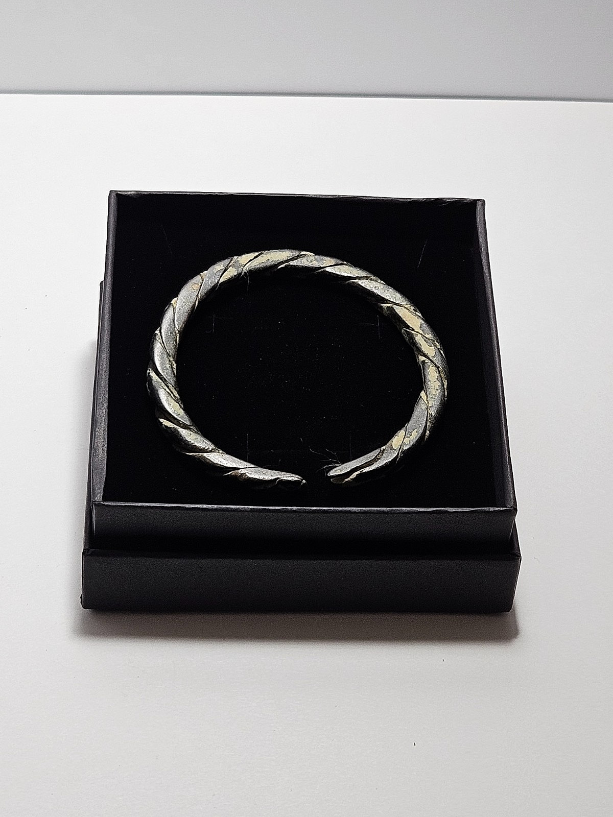 AUTHENTIC VIKING AGE BRONZE TWISTED BRACELET 900-1100AD. AUTHENTIC VIKING AGE BRONZE TWISTED BRACELET 900-1100AD.