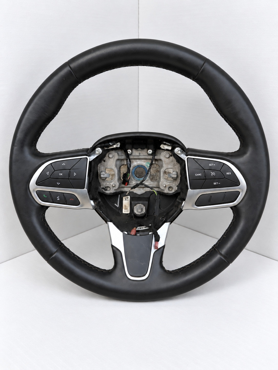 2015-2023 CHRYSLER 300 STEERING WHEEL W/CRUISE CONTROL SWITCH OEM. (2019) 2015-2023 CHRYSLER 300 STEERING WHEEL W/CRUISE CONTROL SWITCH OEM. (2019)