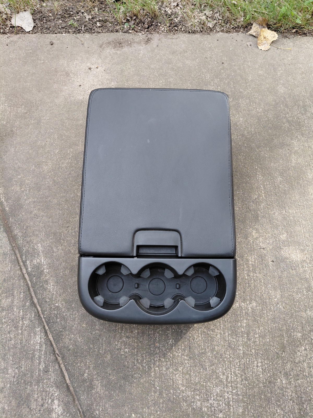 2007-2014 GMC Sierra Chevrolet Silverado Center Console Armrest 3 Cup Holder OEM