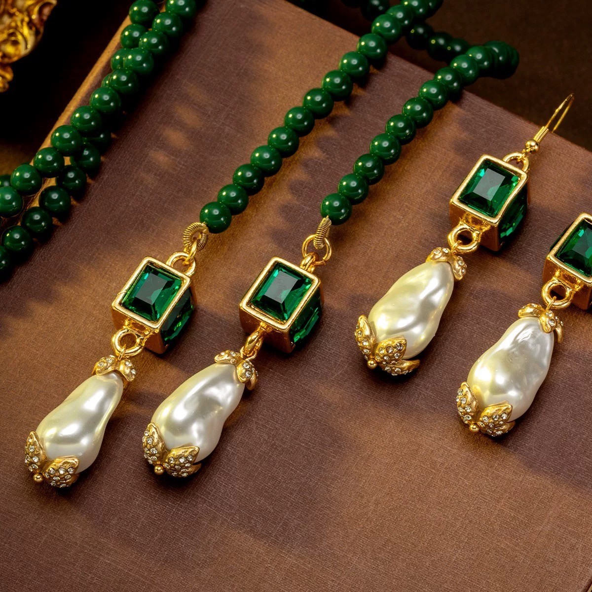 Vintage Green Beaded Necklace Pearl Drop Earrings Set Gold Tone Jewelry