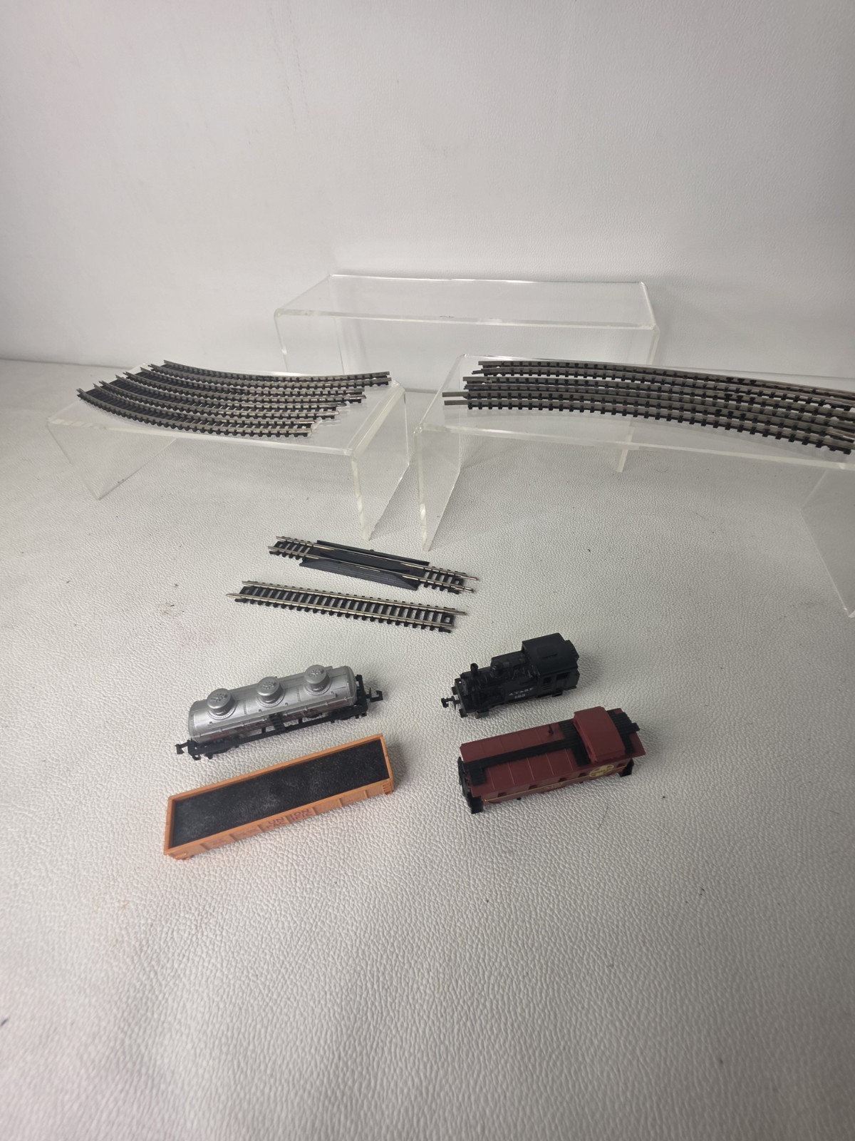 Life-Like HO Scale Santa Fe ATSF Train Lot 4 Cars Locomotive + 9 Track Pieces As