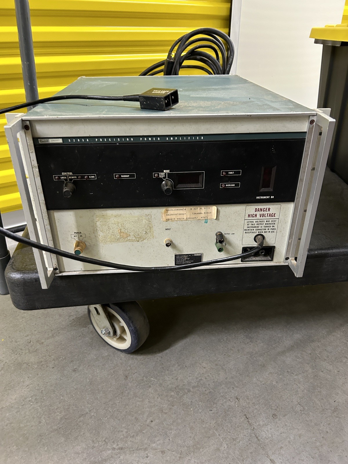 Fluke 5205A Precision Power Amplifier Fluke 5205A Precision Power Amplifier