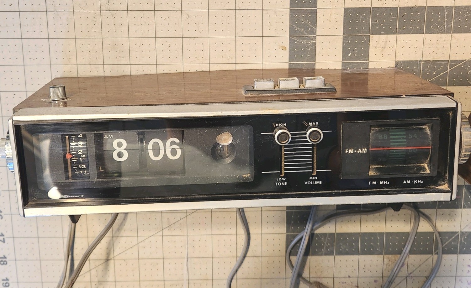 Vintage Kmart S.S. Kresge Flip Alarm Clock AM/FM Radio model 30-32 Untested. Vintage Kmart S.S. Kresge Flip Alarm Clock AM/FM Radio model 30-32 Untested.