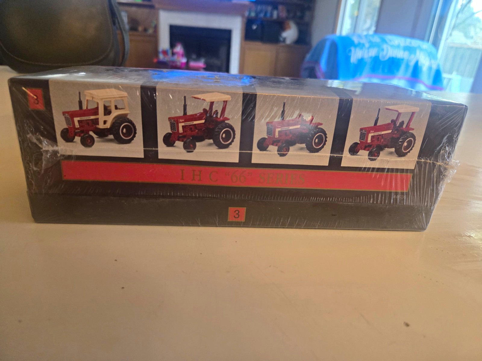 Ertl IHC 66 Series International Harvester Tractor Set 1:64 Diecast 1991 NIB