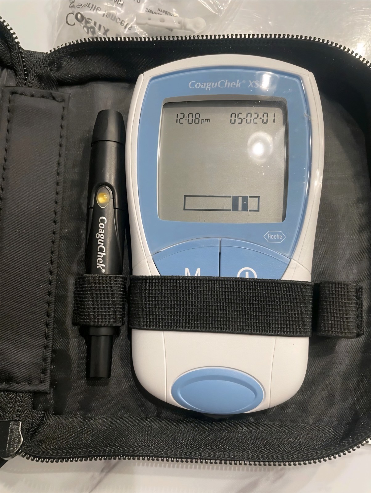 Roche Diagnostics CoaguChek XS Coagulation Meter w/ Pen & case.  No Test Strips