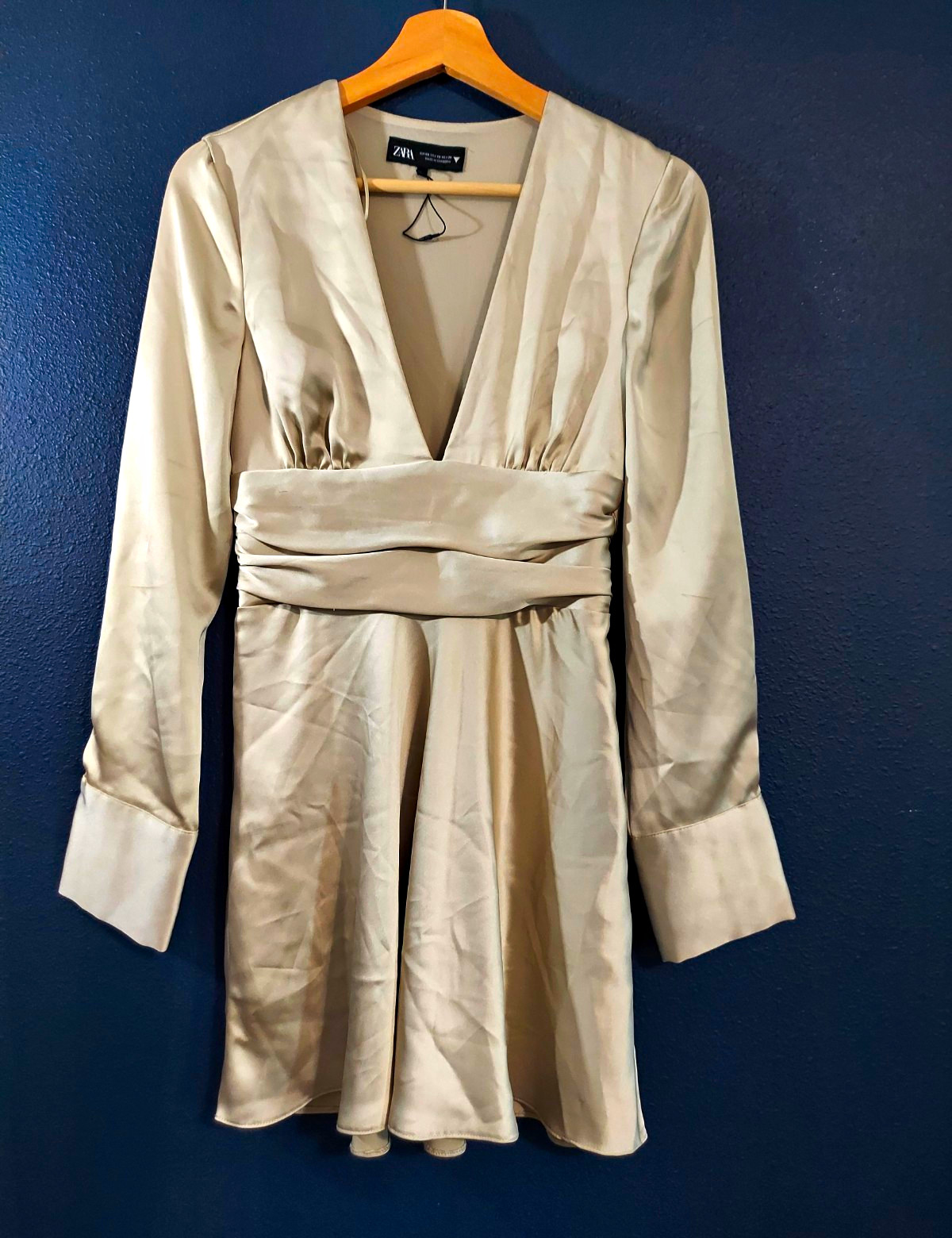Zara Beige Solid Satin Pleated Button V-Neck Long Sleeve Mini Dress, Women\'s XS Zara Beige Solid Satin Pleated Button V-Neck Long Sleeve Mini Dress, Women\'s XS