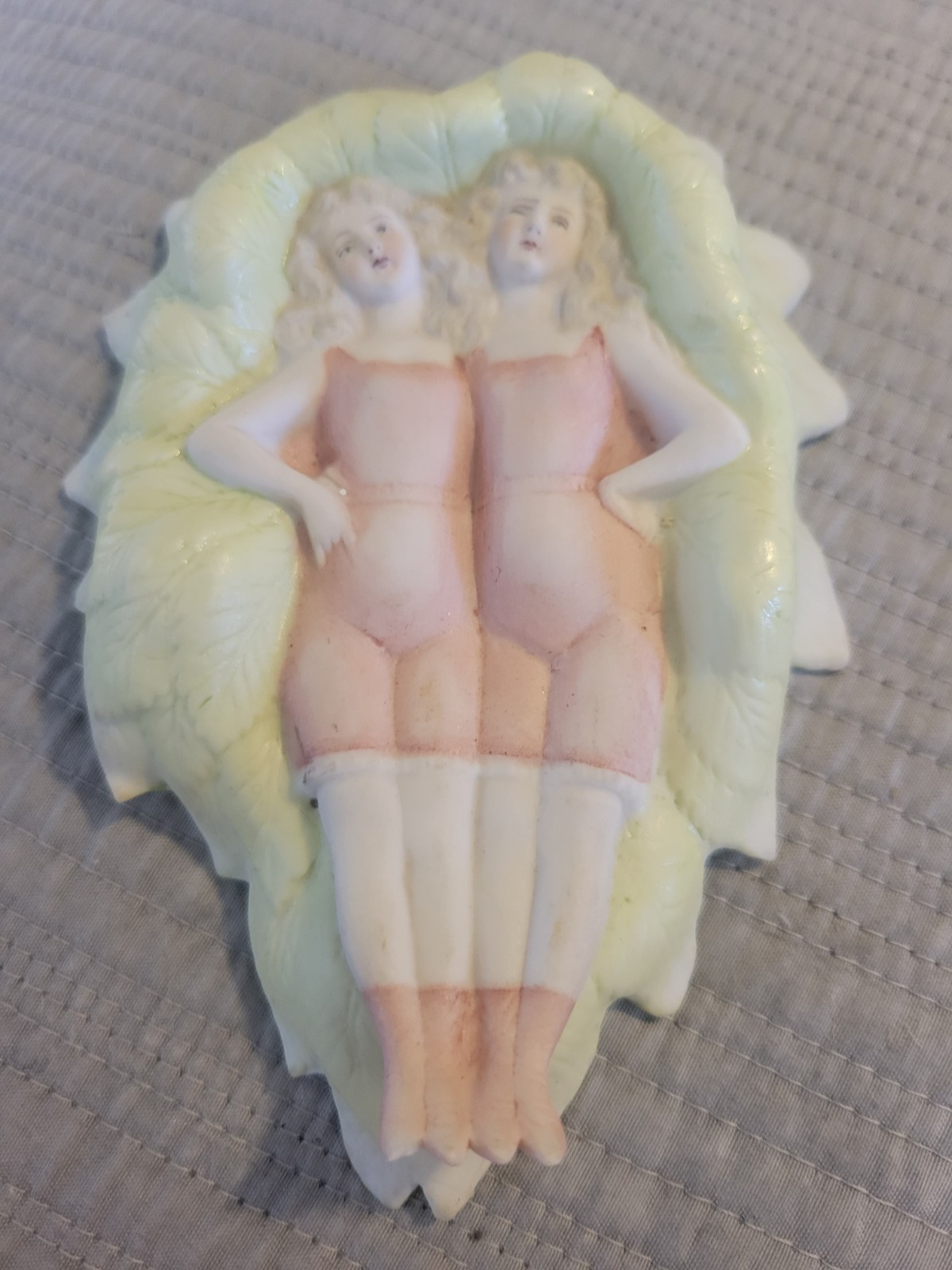 VINTAGE ANTIQUE VICTORIAN NAUGHTY GIRLS TRINKET DISH FLIPPER CERAMIC LEAF VINTAGE ANTIQUE VICTORIAN NAUGHTY GIRLS TRINKET DISH FLIPPER CERAMIC LEAF