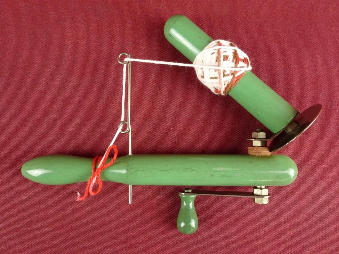 VINTAGE WOODEN YARN BALLER WINDER SWIFT HAND HELD KNITTING CROCHET WORKS GREAT