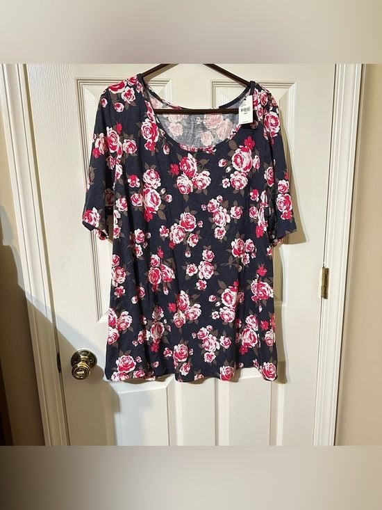 Lane Bryant Navy Scoop Neck Tunic with Pink Rose Floral Print Lane Bryant Navy Scoop Neck Tunic with Pink Rose Floral Print