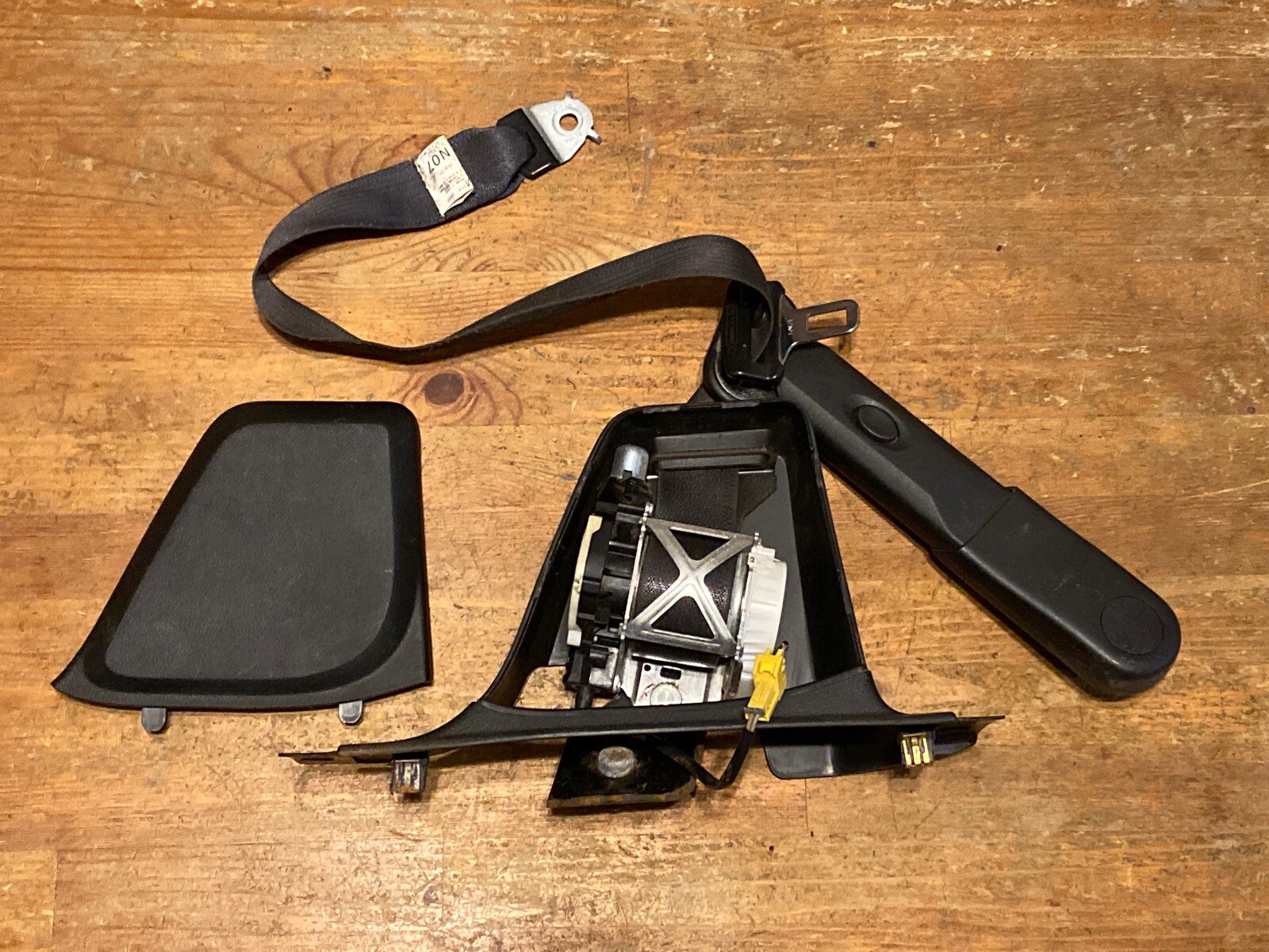 07-13 Silverado EXT Front Left Driver Side Seat Belt Seatbelt Retractor Assembly