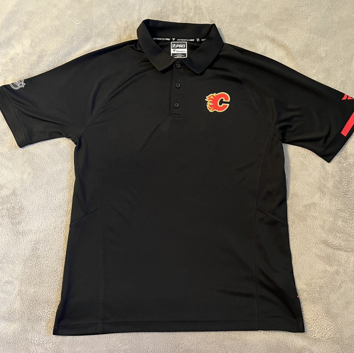 NWT Men\'s XL Fanatics Calgary Flames Black Vented Polo Shirt (R3) NWT Men\'s XL Fanatics Calgary Flames Black Vented Polo Shirt (R3)