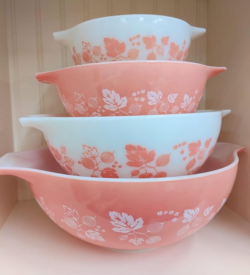 Vintage Pyrex Gooseberry Pink White Cinderella Nesting Bowls Set 441-444 Vintage Pyrex Gooseberry Pink White Cinderella Nesting Bowls Set 441-444
