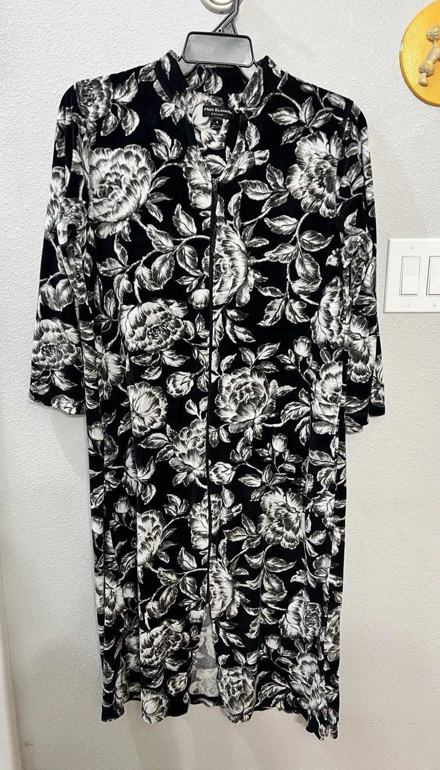 Miss Elaine Women’s Floral-Print Long Zip Front Robe Black Size Medium