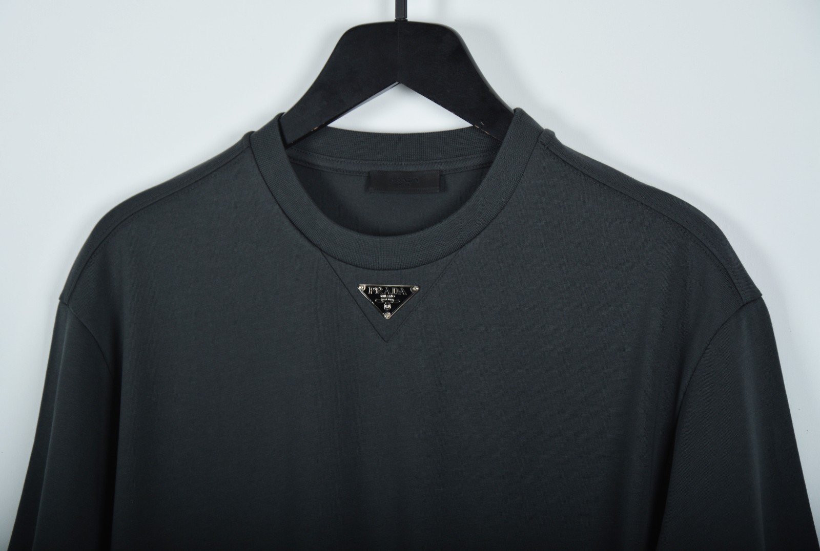 Men\'s Prada UJN861 Anthracite Gray T-Shirt Large Triangle Logo Short Sleeve