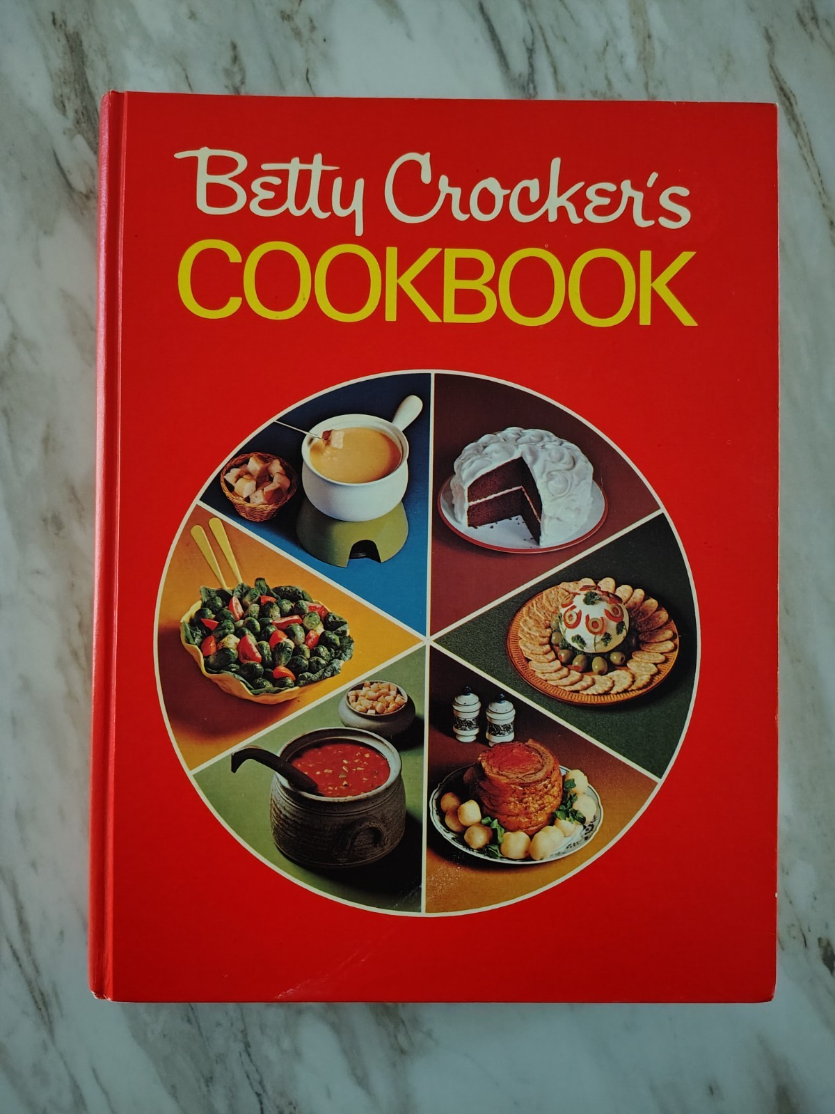 Betty Crocker\'s Cookbook Vintage 1972 SEARS Holiday Edition PIE COVER Book. Betty Crocker\'s Cookbook Vintage 1972 SEARS Holiday Edition PIE COVER Book.