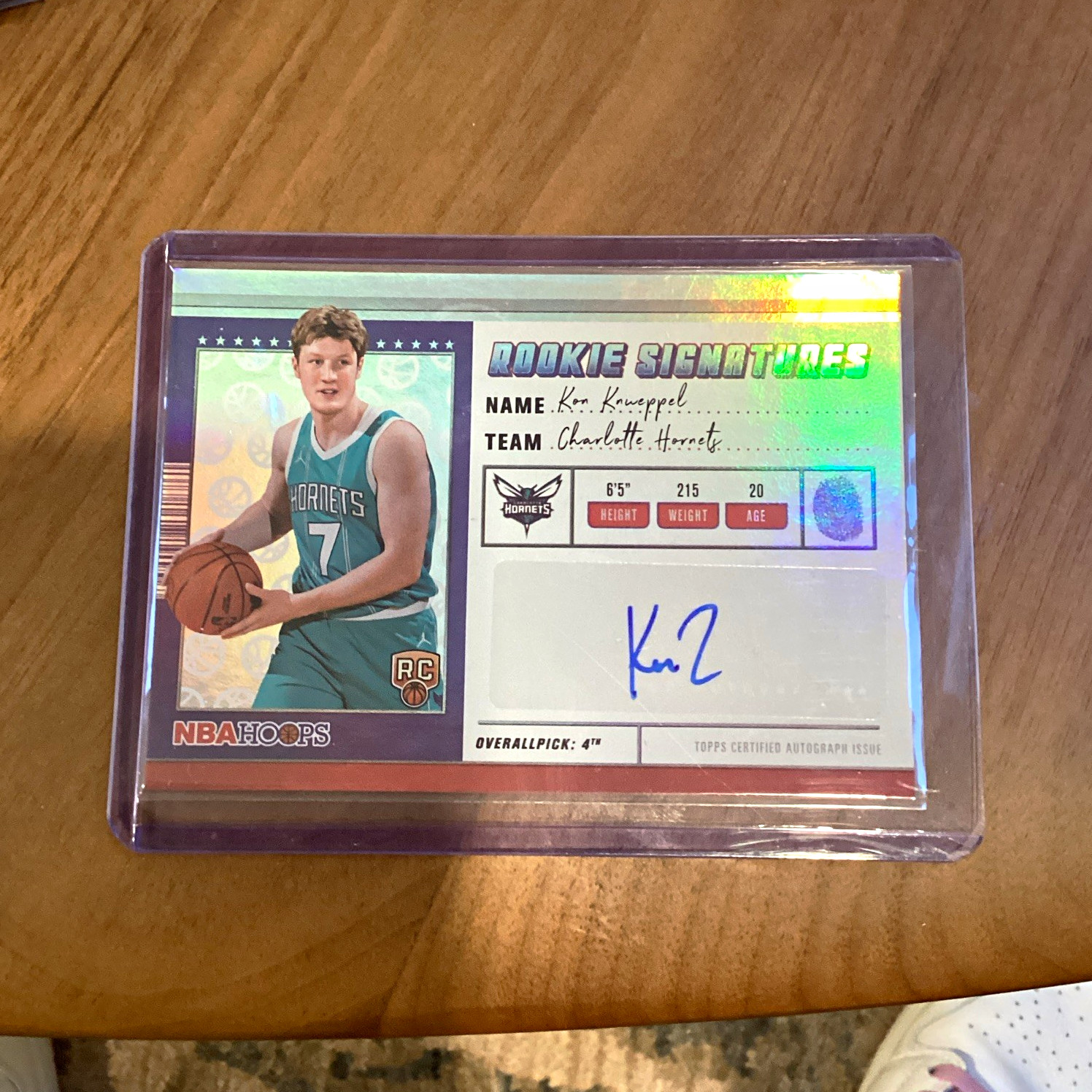 Topps NBA Hoops 2025-26 Kon Knueppel Hornets Rookie Signatures Auto HRS-KK Topps NBA Hoops 2025-26 Kon Knueppel Hornets Rookie Signatures Auto HRS-KK