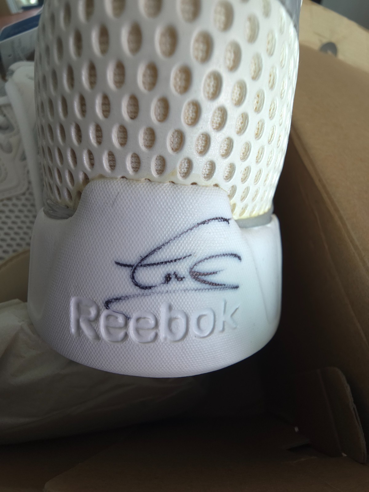 Rare Lewis Hamilton Signed Shoes–2010s Korea Visit/New Collectible Autographed Rare Lewis Hamilton Signed Shoes–2010s Korea Visit/New Collectible Autographed