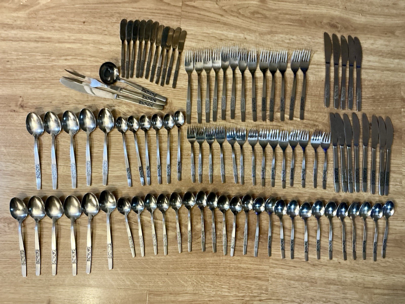Vintage AMEFA Royal Damask Holland Stainless Flatware Set 94 Pieces Preowned Vintage AMEFA Royal Damask Holland Stainless Flatware Set 94 Pieces Preowned