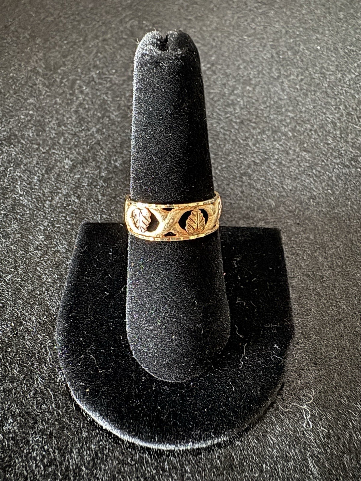 Vintage CCO Coleman Co 10k Black Hills gold leaf band ring. Size 8. 2.84g Vintage CCO Coleman Co 10k Black Hills gold leaf band ring. Size 8. 2.84g