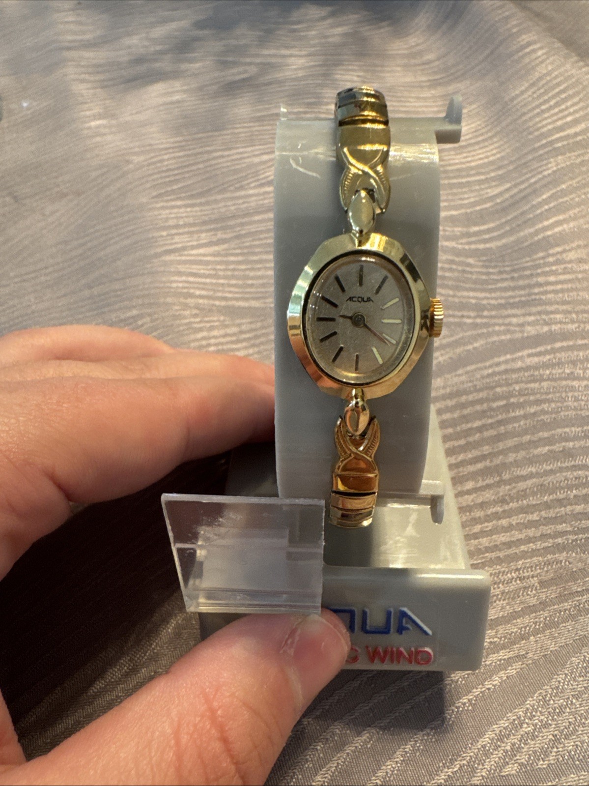 Vintage Women’s Acqua classic Wind Gold Toned watch never Need A Battery Again Vintage Women’s Acqua classic Wind Gold Toned watch never Need A Battery Again