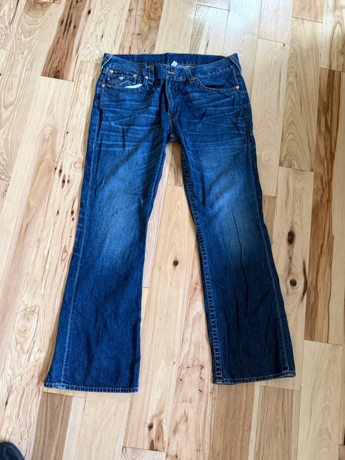 True Religion Men’s Blue Medium Wash Denim Straight Regular Fit Jeans 5-Pocket True Religion Men’s Blue Medium Wash Denim Straight Regular Fit Jeans 5-Pocket