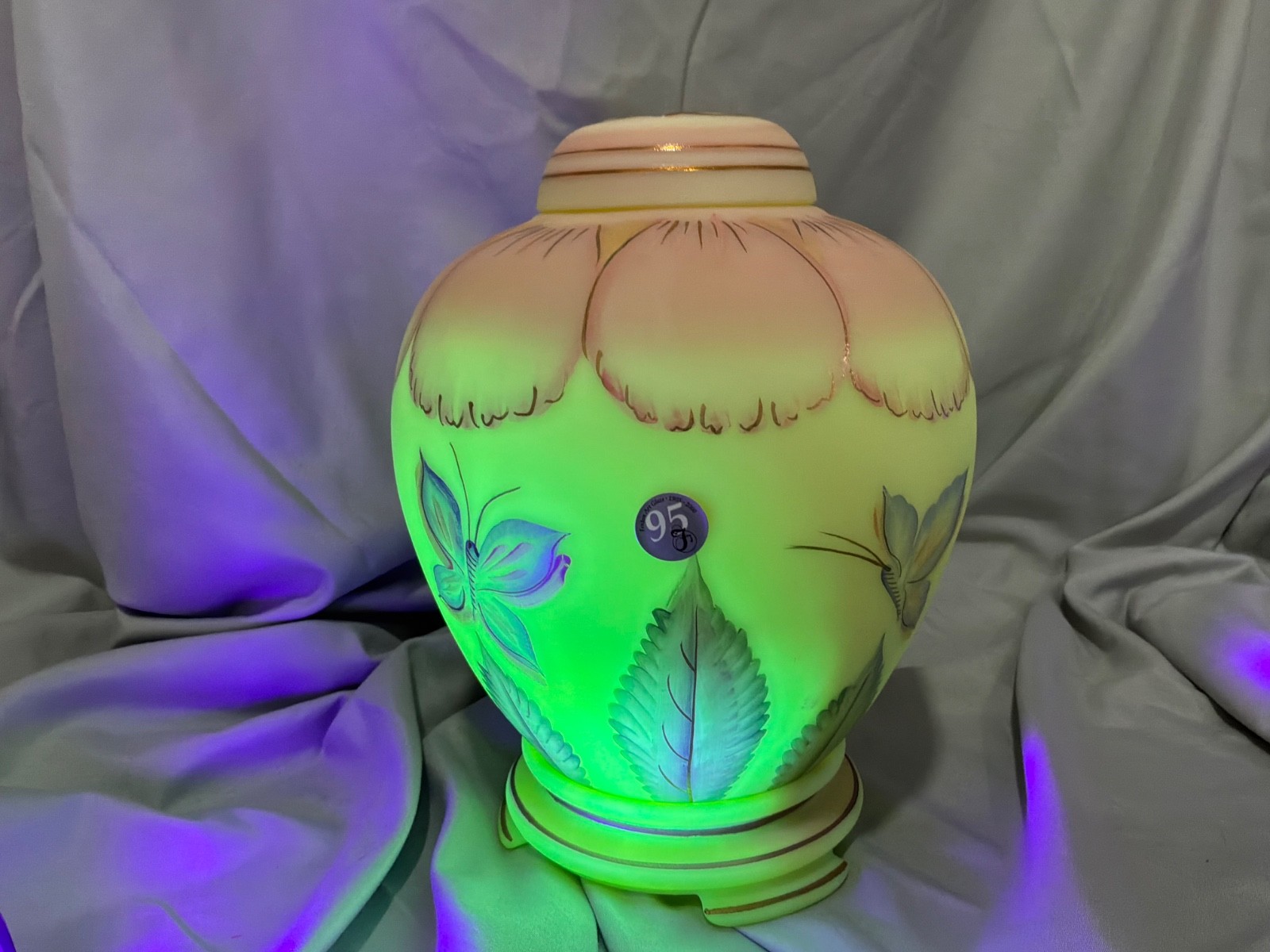 Fenton 5302 BS NIB EUCDaisy Burmese Ginger Jar Connoisseur LE Family Signed Fenton 5302 BS NIB EUCDaisy Burmese Ginger Jar Connoisseur LE Family Signed