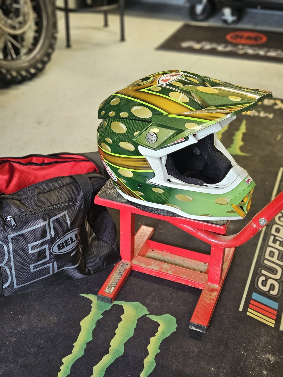 Bell Moto-10 Spherical Mcgrath Helmet Green / Gold - Size Medium Moto 10 Carbon Bell Moto-10 Spherical Mcgrath Helmet Green / Gold - Size Medium Moto 10 Carbon