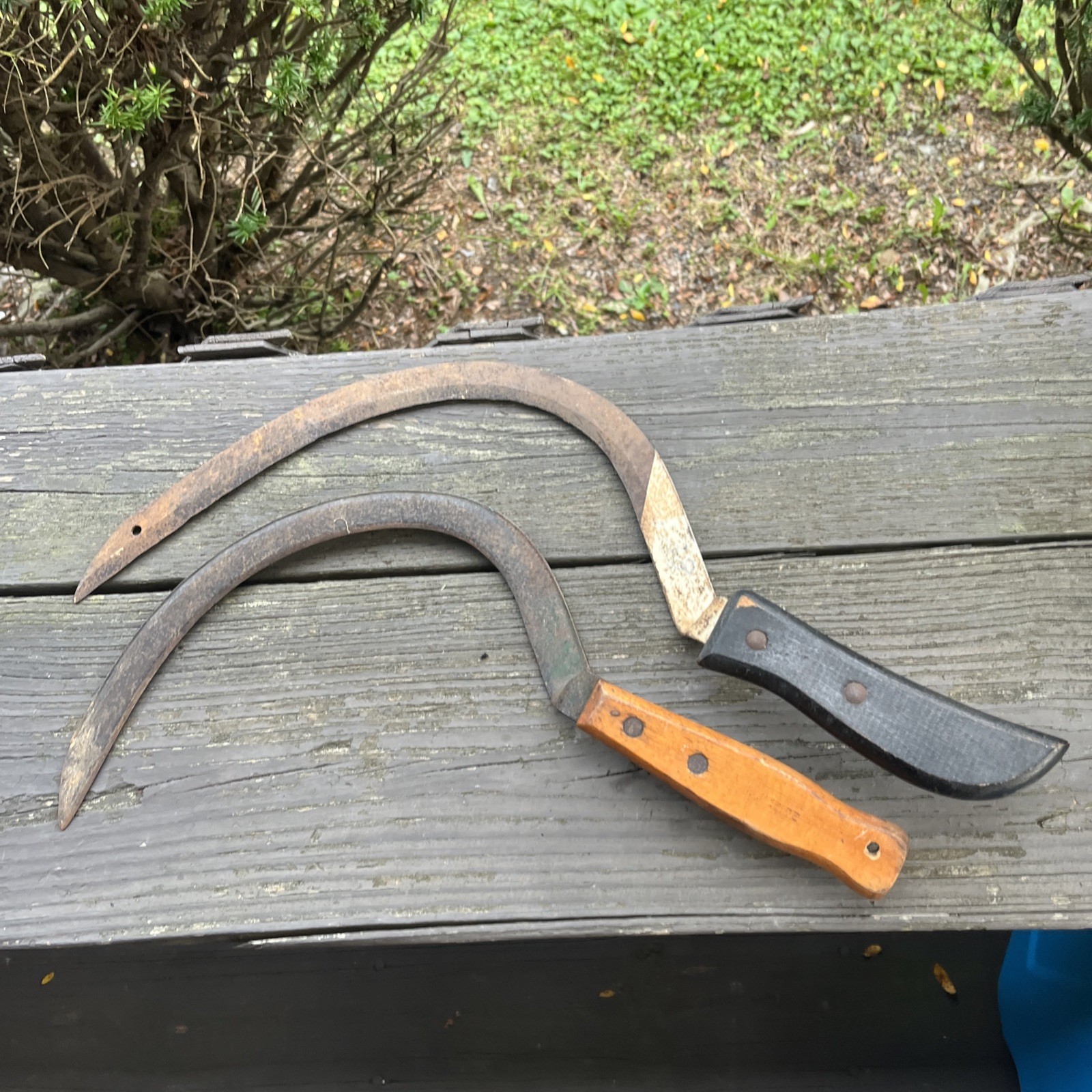 Vintage Hand Sickle Scythe Garden Farm Tool Grimm Reaper Halloween Decor - Pair* Vintage Hand Sickle Scythe Garden Farm Tool Grimm Reaper Halloween Decor - Pair*