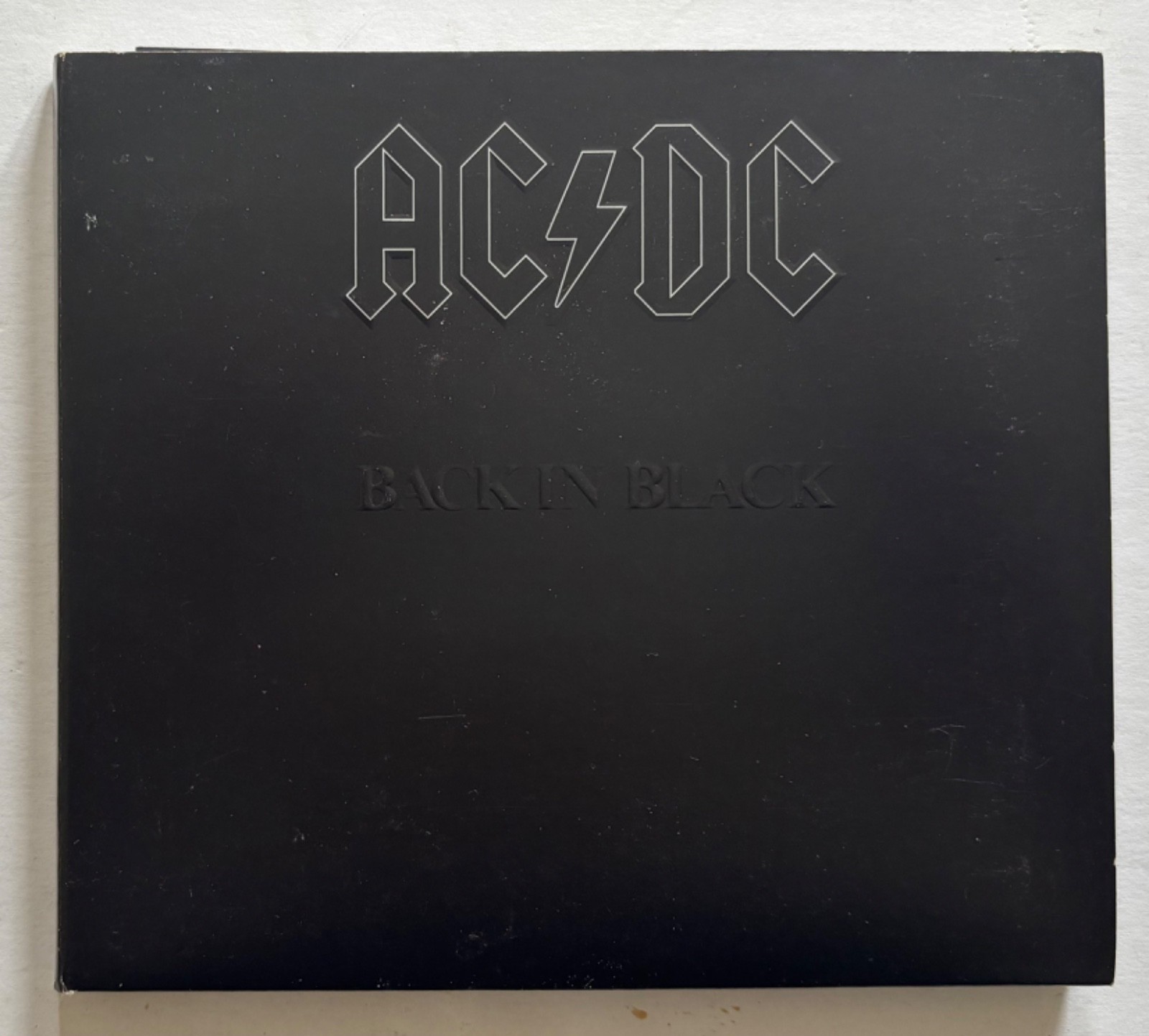 AC / DC BACK IN BLACK CD Remastered Columbia Embossed Cover w/Booklet EX AC / DC BACK IN BLACK CD Remastered Columbia Embossed Cover w/Booklet EX
