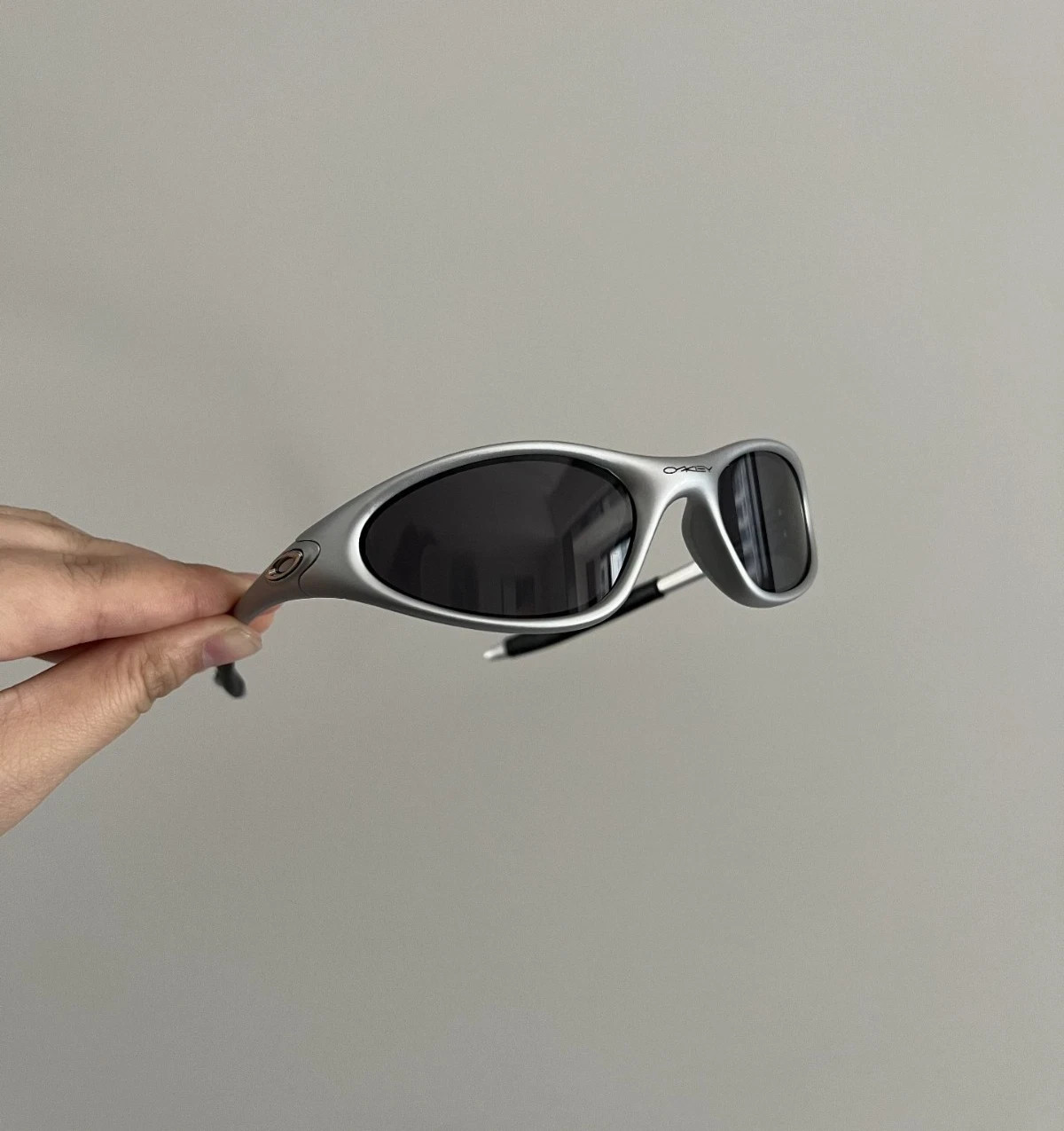 Vintage Oakley Minute Gen1 Lightweight Sunglasses Silver Frames black lenses Y2K