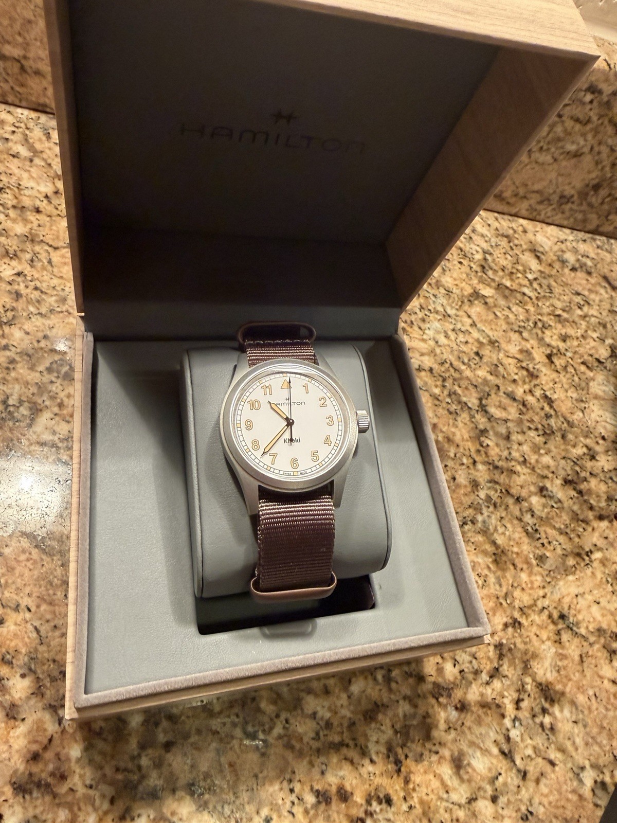 Hamilton Khaki Field Quartz 38 MM White Dial Watch H69401910 Excellent Hamilton Khaki Field Quartz 38 MM White Dial Watch H69401910 Excellent