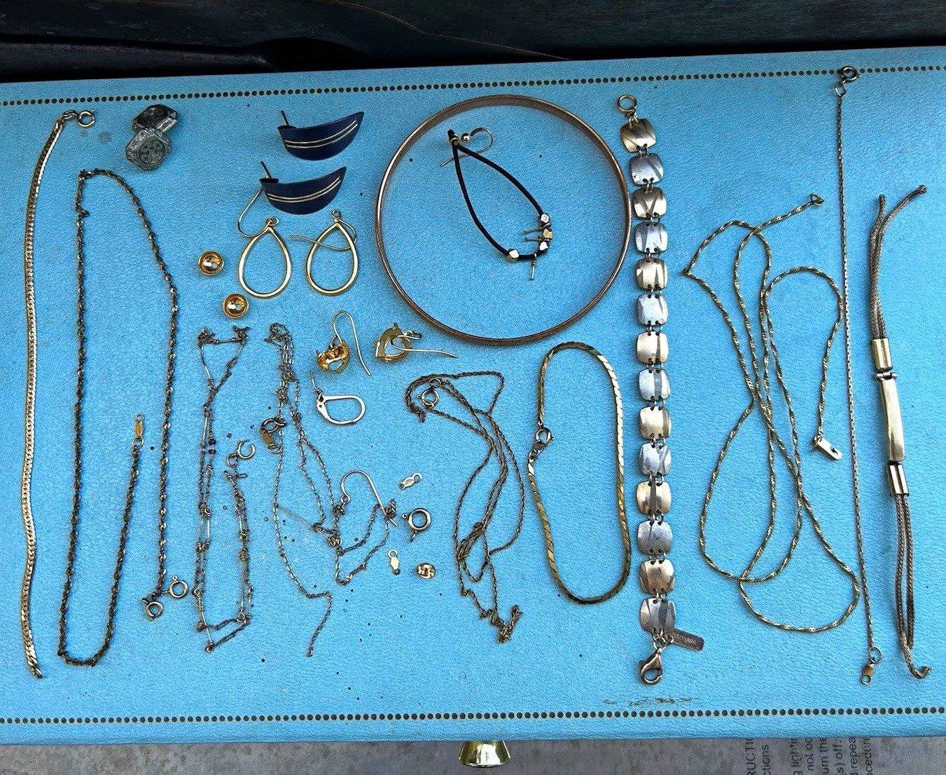ALL 14K GOLD FILLED JEWELRY LOT 41.0 GRAMS NO STONES CLEAN ALL MARKED SCRAP LOT ALL 14K GOLD FILLED JEWELRY LOT 41.0 GRAMS NO STONES CLEAN ALL MARKED SCRAP LOT