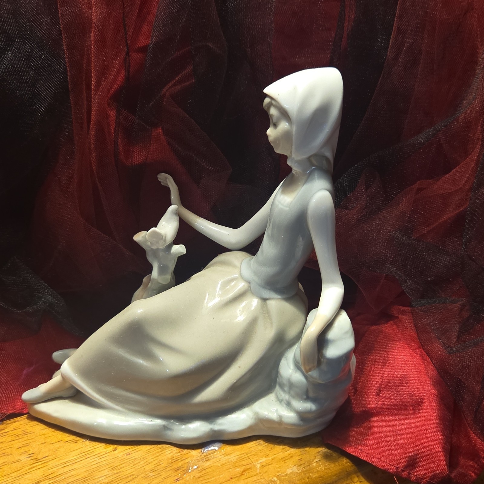 LLADRO Shepherdess with Dove. glossy finish. excellent condition. LLADRO Shepherdess with Dove. glossy finish. excellent condition.