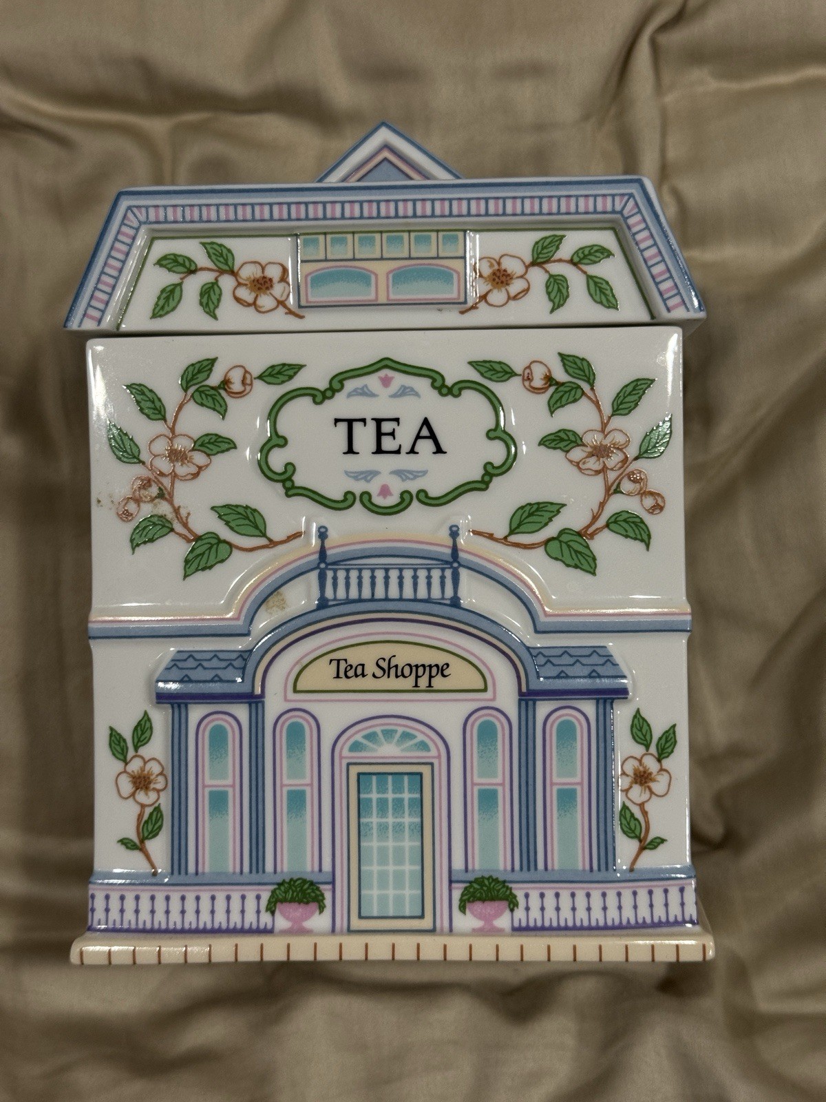 Lenox Spice Village Tea Shoppe Canister Porcelain 1990 (Lid Has Minor Chip) Lenox Spice Village Tea Shoppe Canister Porcelain 1990 (Lid Has Minor Chip)