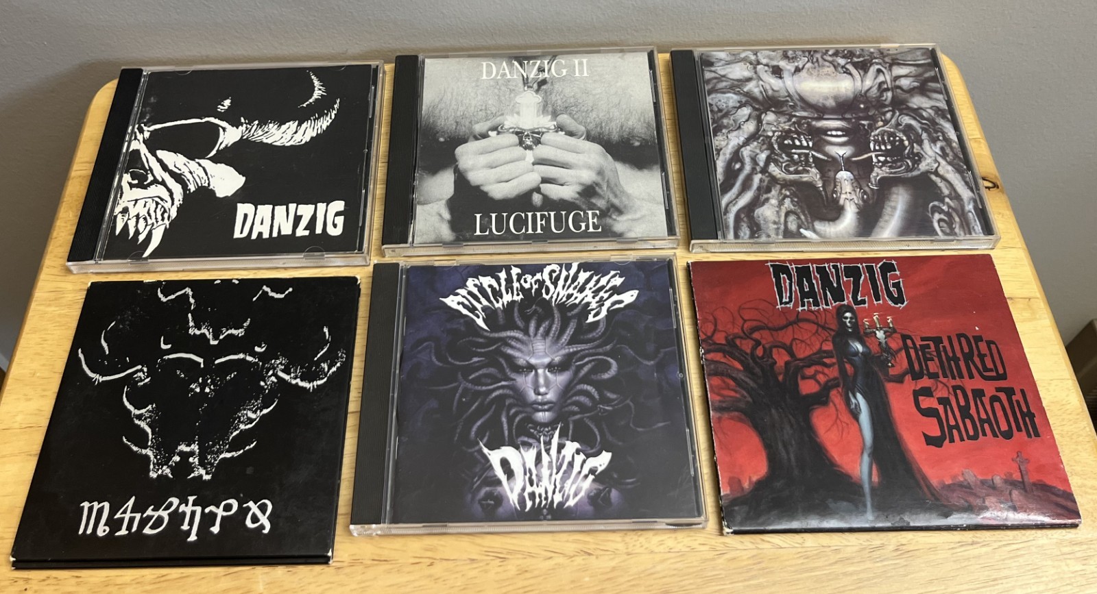 Danzig (6 CDs) I, II, III, IV, Circle of Snakes, Dethred Sabaoth (see photos) Danzig (6 CDs) I, II, III, IV, Circle of Snakes, Dethred Sabaoth (see photos)