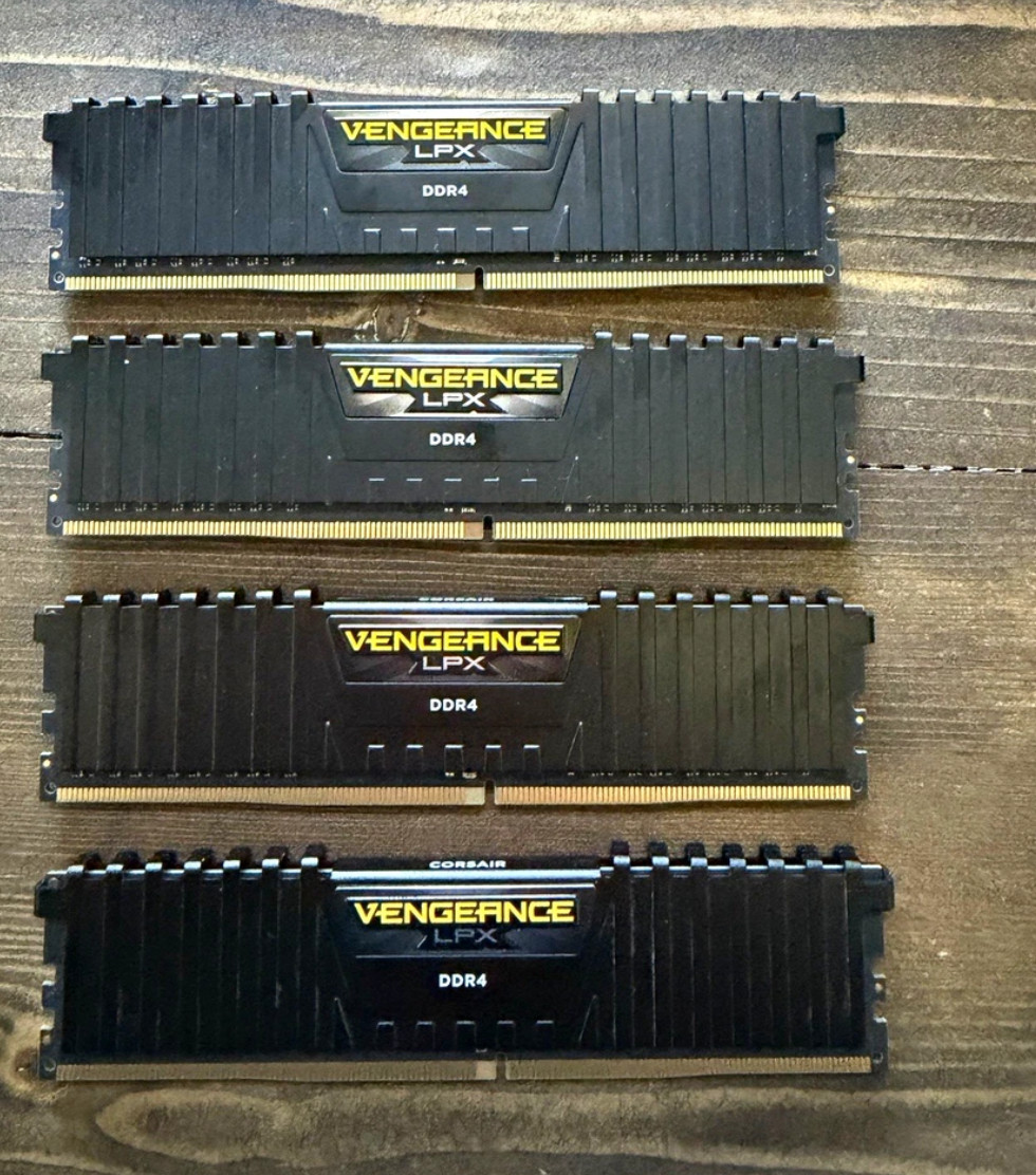 Corsair Vengeance LPX 32GB (4x8GB) DDR4-2400 PC4-19200 DIMM CMK64GX4M4A2400C14 Corsair Vengeance LPX 32GB (4x8GB) DDR4-2400 PC4-19200 DIMM CMK64GX4M4A2400C14