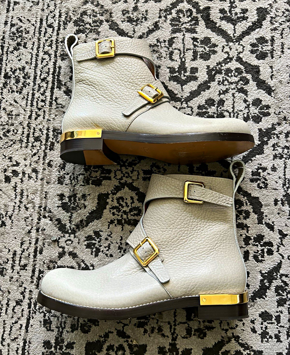 Chloé Women’s Gray Leather Ankle Bootie Buckle Straps Block Heel EU 39.5 Chloé Women’s Gray Leather Ankle Bootie Buckle Straps Block Heel EU 39.5